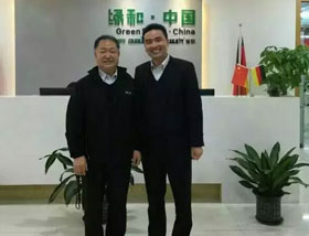 中国塑协木塑制品专业委员会会长与欧意森集团副总裁合照