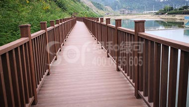 贵州三都水族自治区河道碳化木栈道